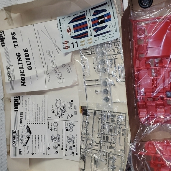 Corvette Vintage Collector Series 3 Separate Model Cars Kits (57, 75 & 8… - Picture 13 of 15